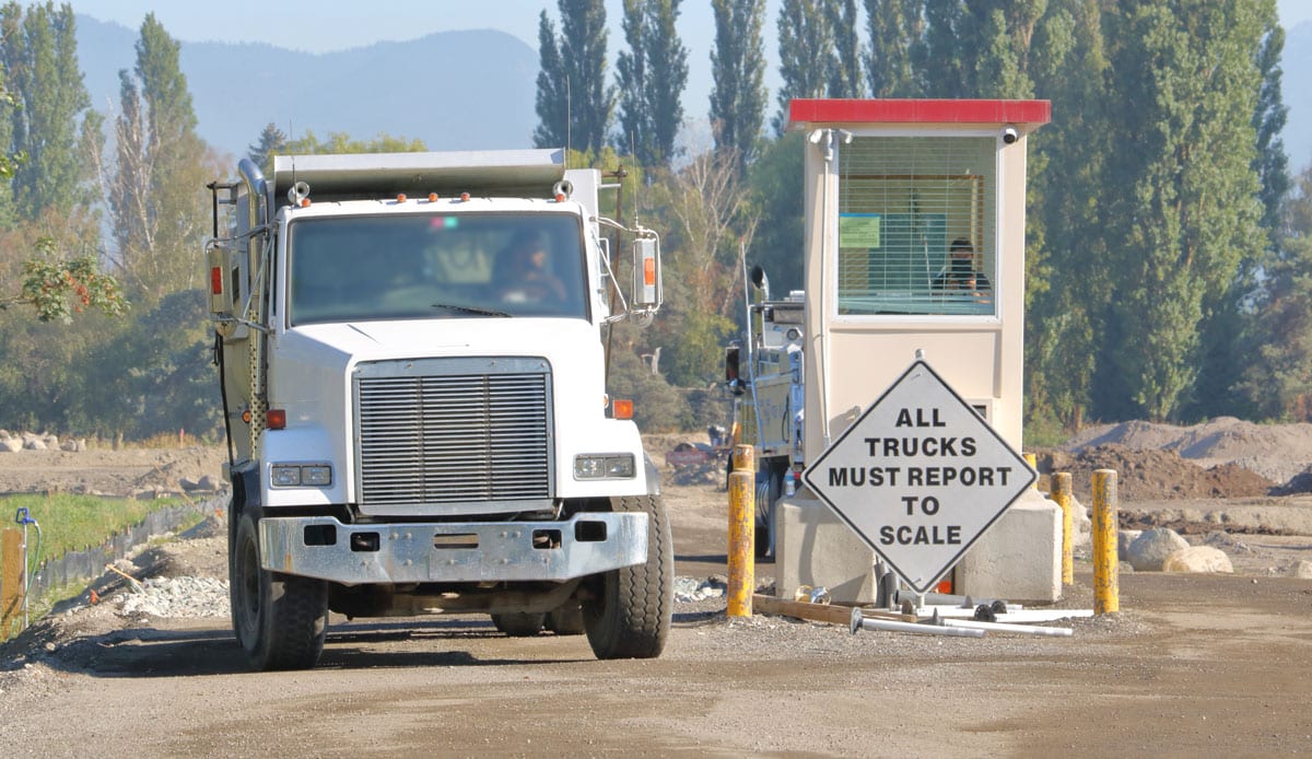 Truck heading to scales for valorization of materials | ETC Alfred
